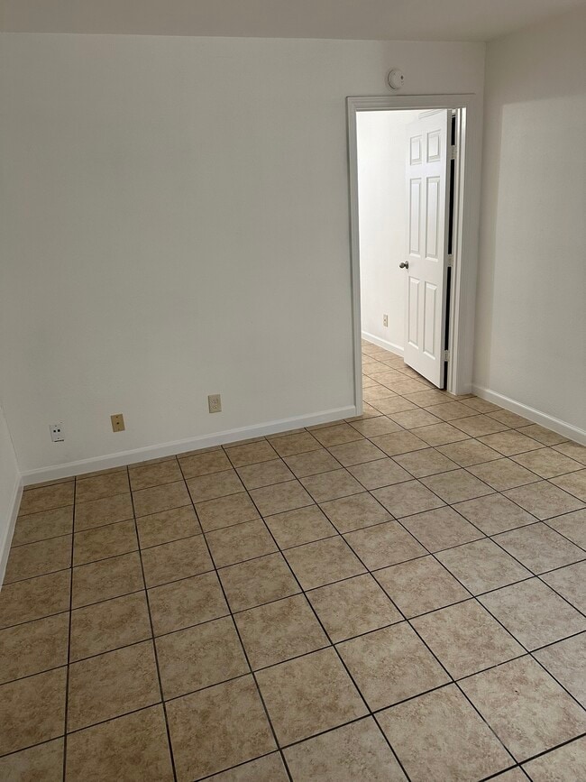 Building Photo - 301 Avondale St Unit 4