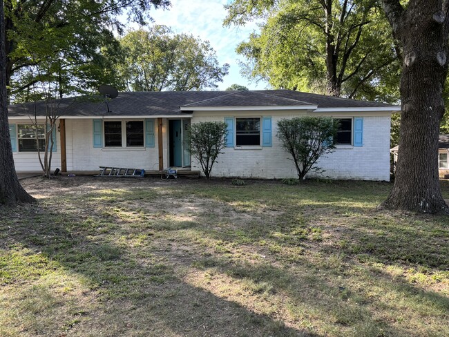 Encantadora casa de 3 dormitorios y 2 baños ubicada bajo árboles maduros en una tranquila cala. - 479 Oakhurst Dr Casa