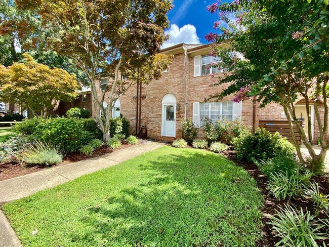 Amazing 3 Bedroom Townhome with Fenced Bac... - Amazing 3 Bedroom Townhome with Fenced Bac...