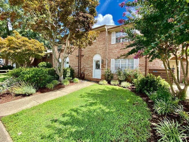 Building Photo - Amazing 3 Bedroom Townhome with Fenced Bac...