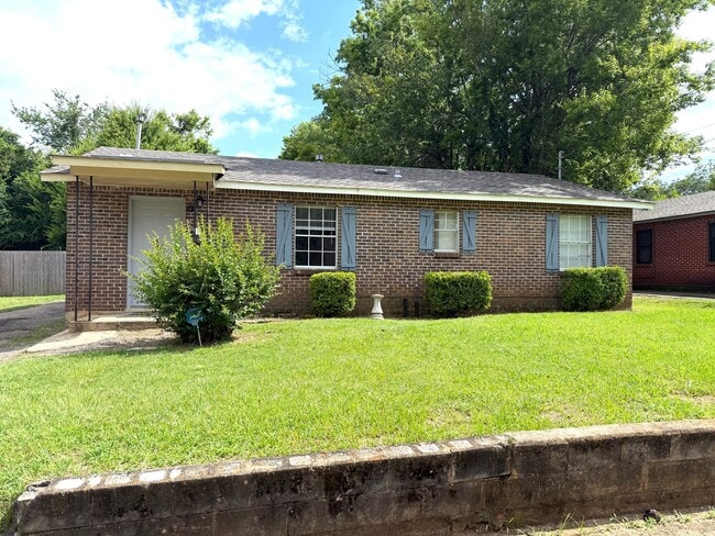 ** 3 bed 2 bath located in Capitol Heights... - ** 3 bed 2 bath located in Capitol Heights... House
