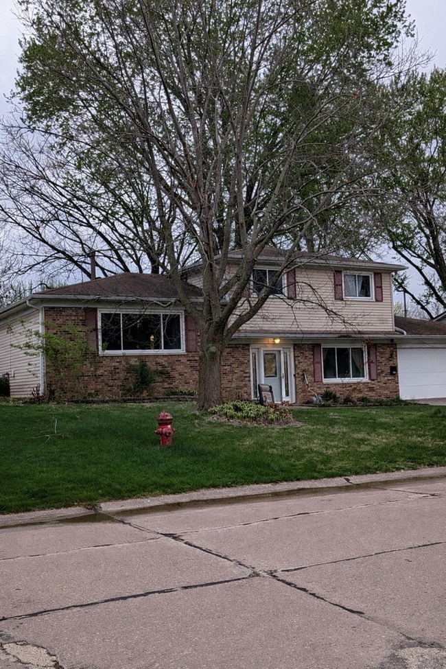 Photo - 4 Bedroom East Moline Home with Space Style and Comfort!