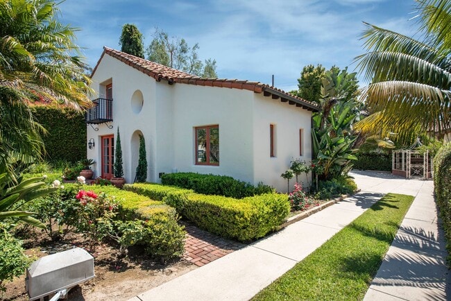 Photo - Iconic Upper East Setting with Front-Row Views of the Mission!