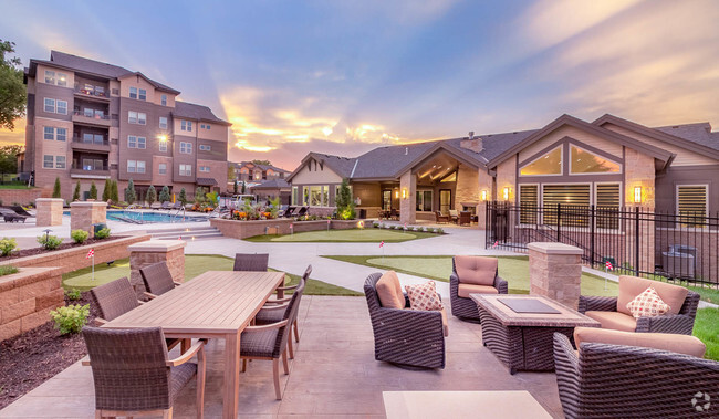 Luxury Outdoor Spaces - Park 120 Oak Hills Rental