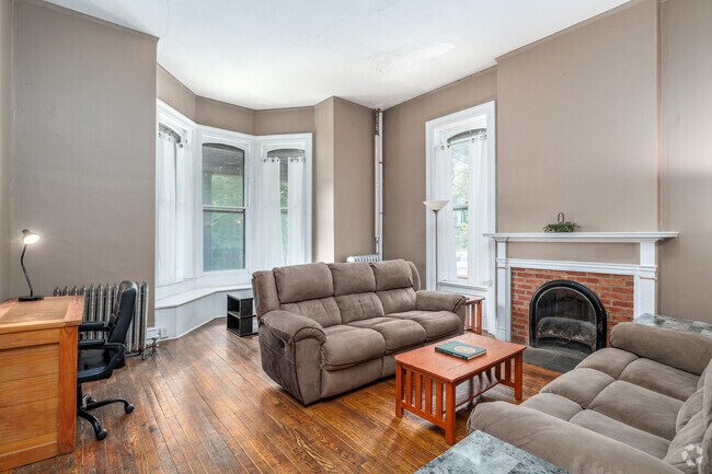 4BR, 1BA - 1,800SF - Living Room