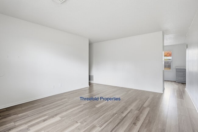 Photo - 1107 Larch Ln