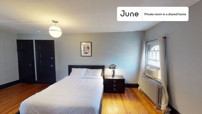 Room in Shared 7 bed/3.5 bath home in Woodley Park