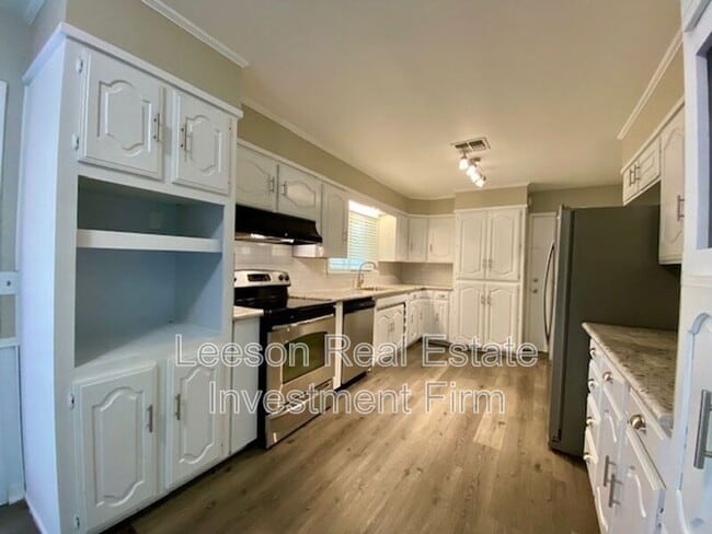 Photo - 845 Elmdale St