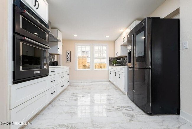 Photo - 340 W 6th St