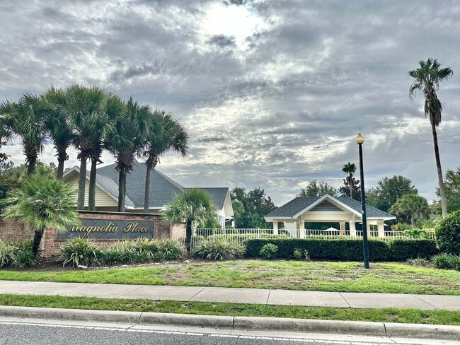 Photo - Stylish 2 bed, 2.5 Bath Condo in Magnolia ...