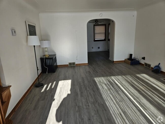 Building Photo - 212 E Midlothian Blvd Rental