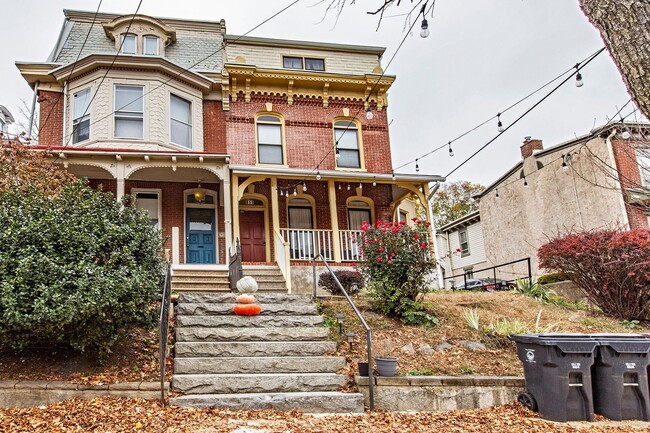 Building Photo - 811 N Van Buren St Unit Van Buren Apt. 1