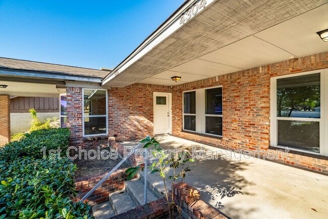 Photo - 4304/4306 SW Loop 820