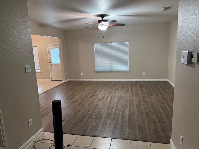 Photo - 504 Riverbed Dr