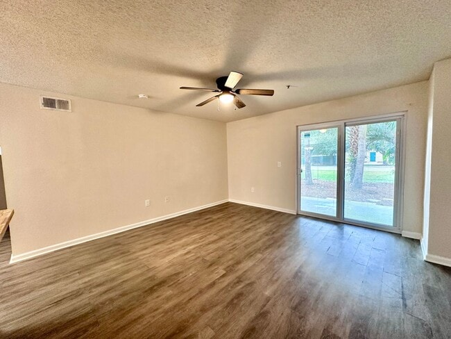 Photo - Newly Renovated 1B/1B Condo near Beach in ... Unit 006