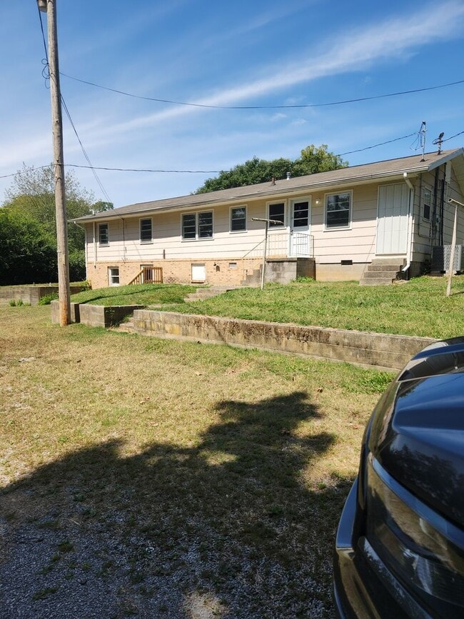 Building Photo - 5 Bedroom 2 bath with basement Rental
