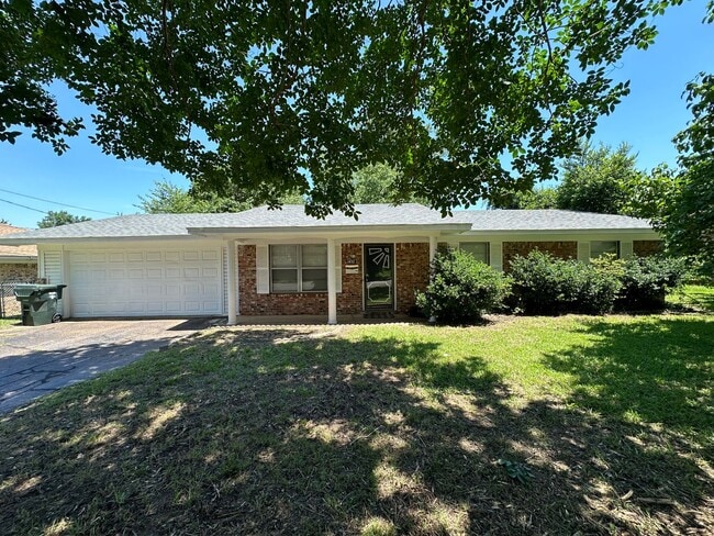 Building Photo - Coming Soon: Delightful 4-bedroom, 2-bathr... Rental