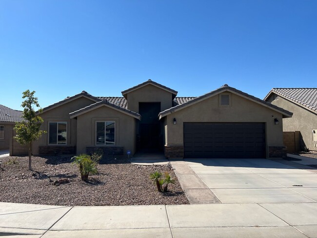 Building Photo - 4 BEDROOM POOL & SOLAR HOME