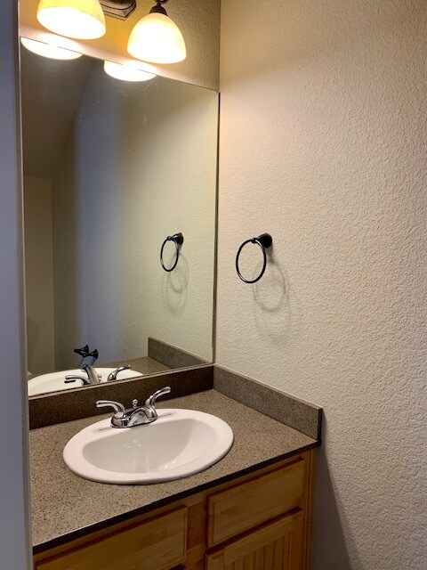 Photo - 2005 Azlin Pl Unit C