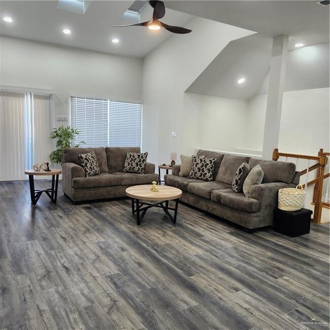 Photo - 29 Chateau St