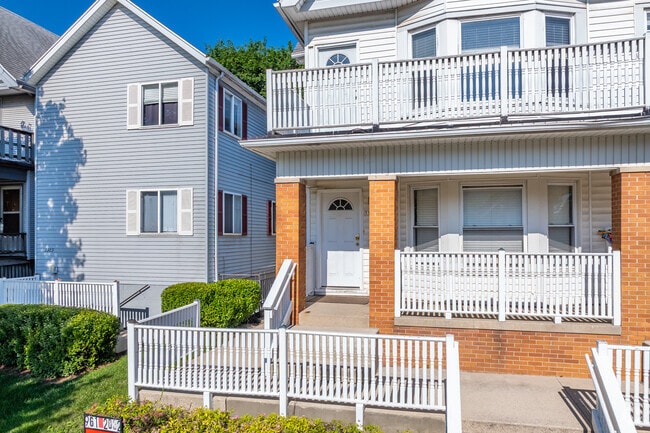 Entrada - 3373 N Oakland Ave