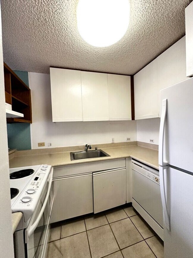 Photo - Waikiki - Liliuokalani Gardens-1BR 1 BA Co... Unit 1916