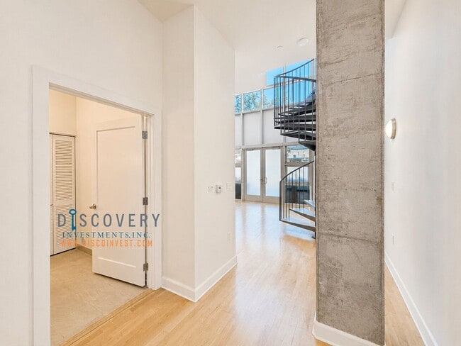 Photo - Modern Live/Work Loft At Market Square In Old Oakland Unit 858