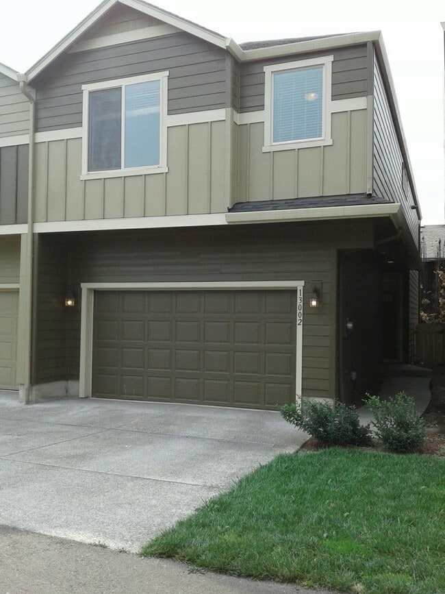 Building Photo - Three Bedrooms Plus Loft! Centrally located!