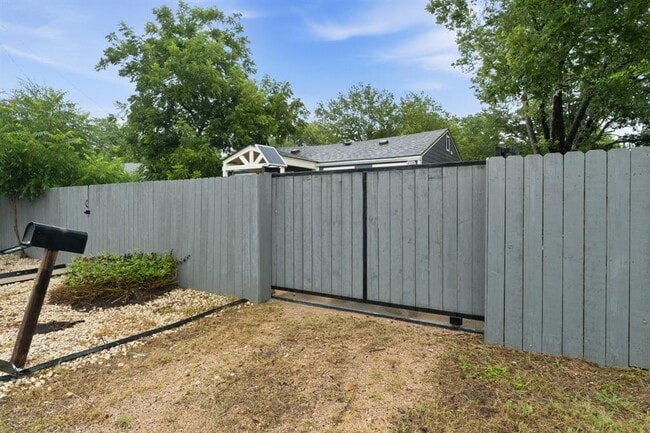 Photo - 1137 Nickols Ave
