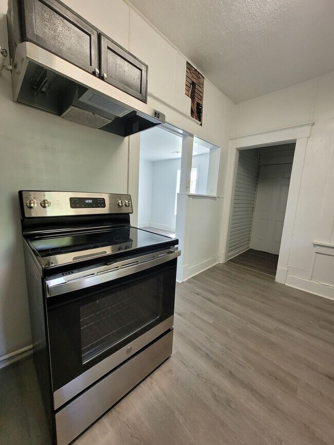 Come see this 2 Bedroom 1 Bath near Downtown! House House Rental in