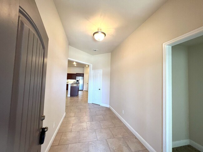 Photo - Move in special 1st month rent free **LARG...