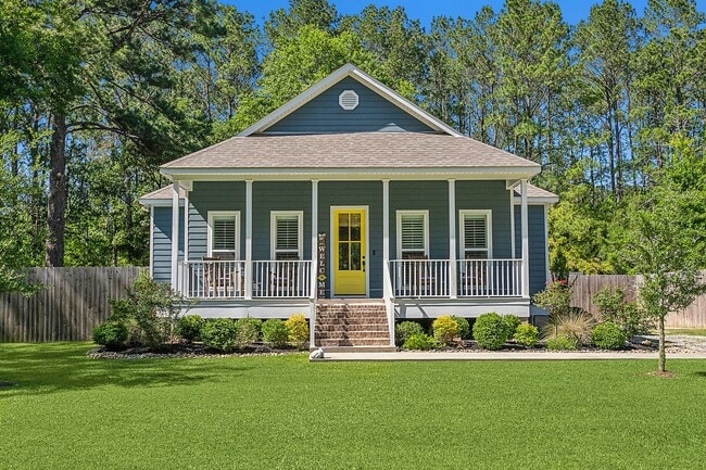Building Photo - FULLY FURN LEASE/MOST UTILITIES, LAWNCARE & POOL MAINT INCLUDED! ACRE LOT W/ WORKSHOP!