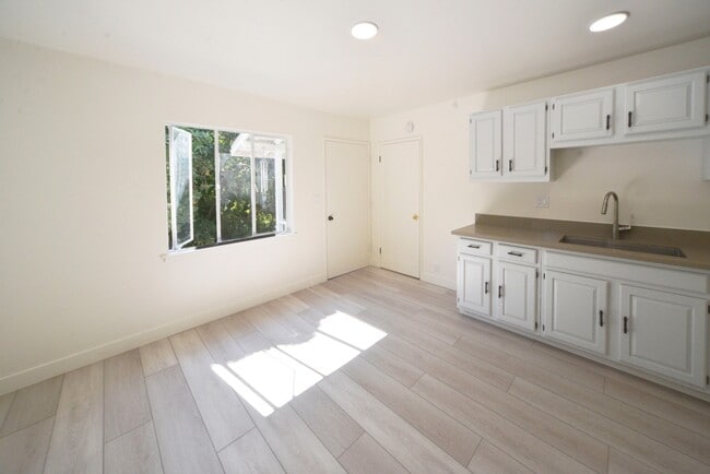 Photo - 223 S Padre Juan Ave Unidad A Upstairs