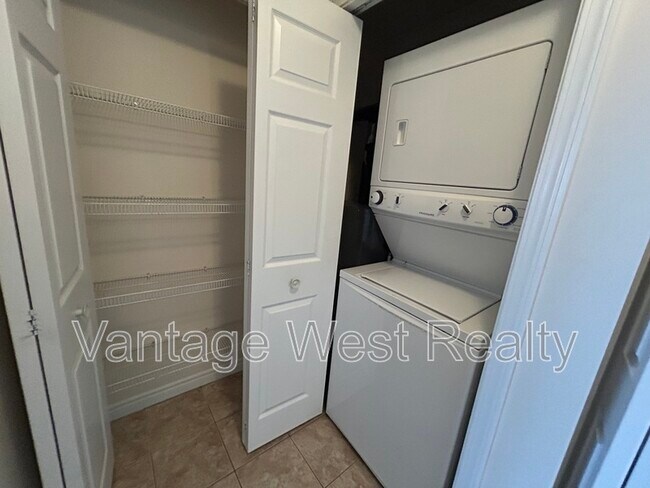 Photo - 598-598 Sutherland Ave