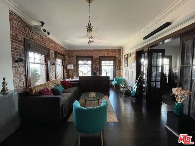 Photo - 2121 James M Wood Blvd Unidad 201