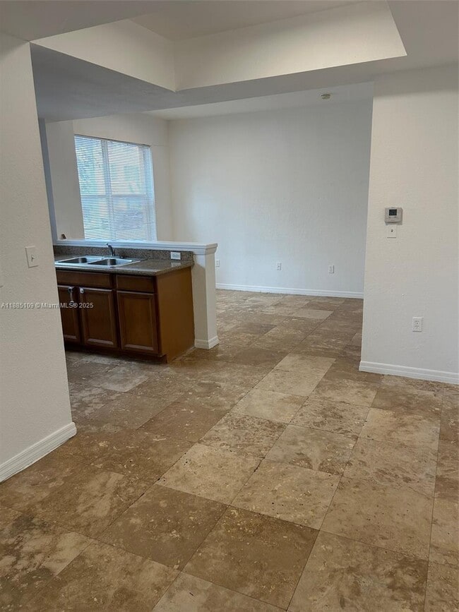 Building Photo - 953 SW 10th St Unit 2