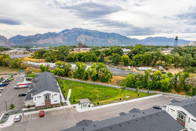 11 West Apartments & Townhomes