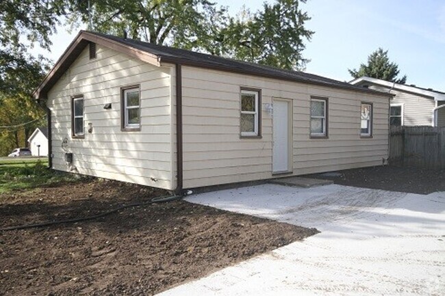 Building Photo - 3 Bedroom 1 Bath Ranch Style Home Full Bas...