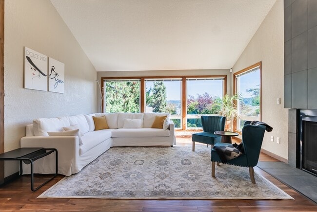 Building Photo - 242 W Lake Sammamish Pkwy SE