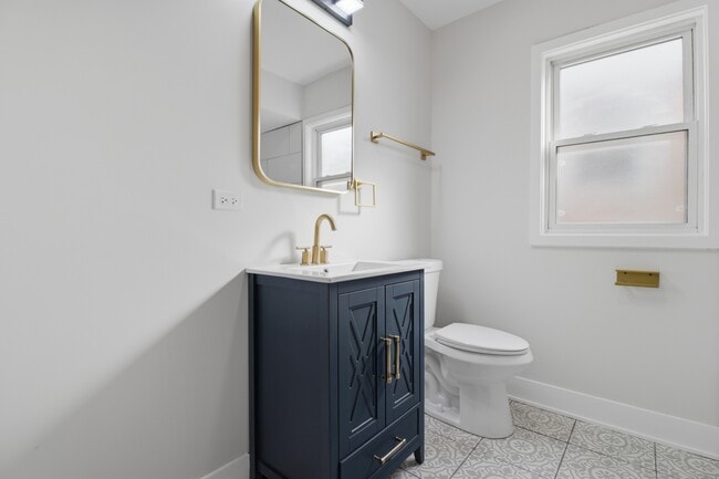 Photo - 2521 W Farragut Ave Unit 1