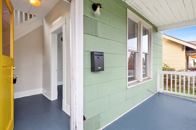 Photo - $1,000 Grocery Store Gift Card! 4 Bedroom, 1 bathroom Home in the York neighborhood for Rent!