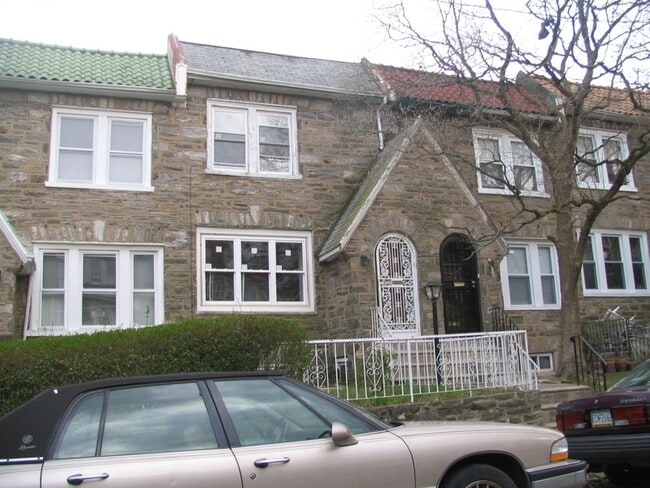 Building Photo - 5726 Woodcrest Ave Rental