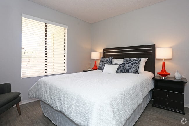 2BR, 2BA - 883 SF