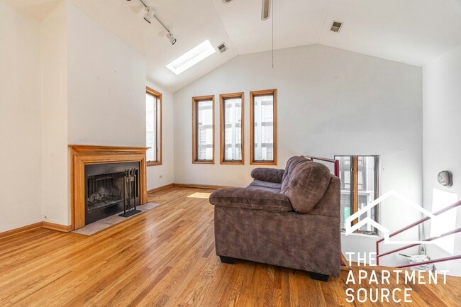 Building Photo - 817 N Milwaukee Ave Unit 3F Rental