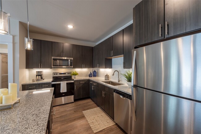 Building Photo - 15915 Kingfield Dr Unit 2301 Rental