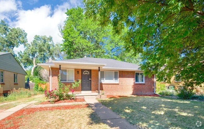Building Photo - ?? Live minutes from downtown in a peacefu... Rental