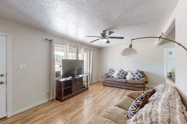 Photo - COMING SOON Cozy 4 bed -1 bath - Close to Uptown