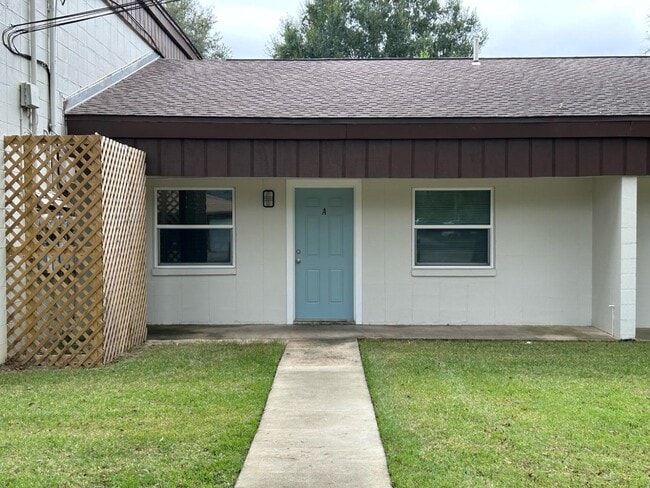 Building Photo - 406 Corvet St