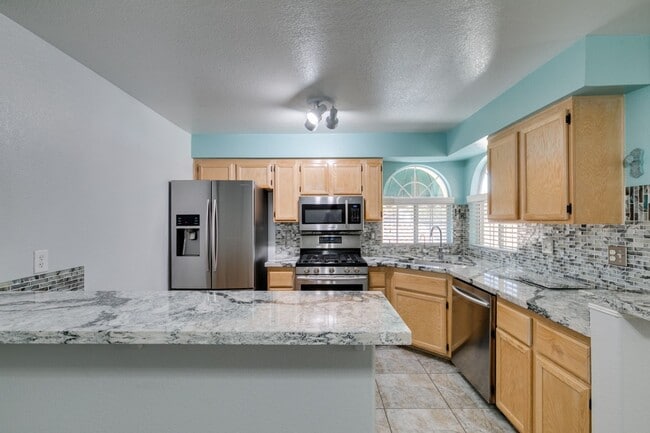 Building Photo - Updated 2-Bedroom Condo with Fireplace