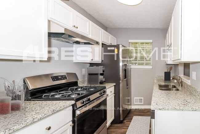Photo - 403 River Chase Dr